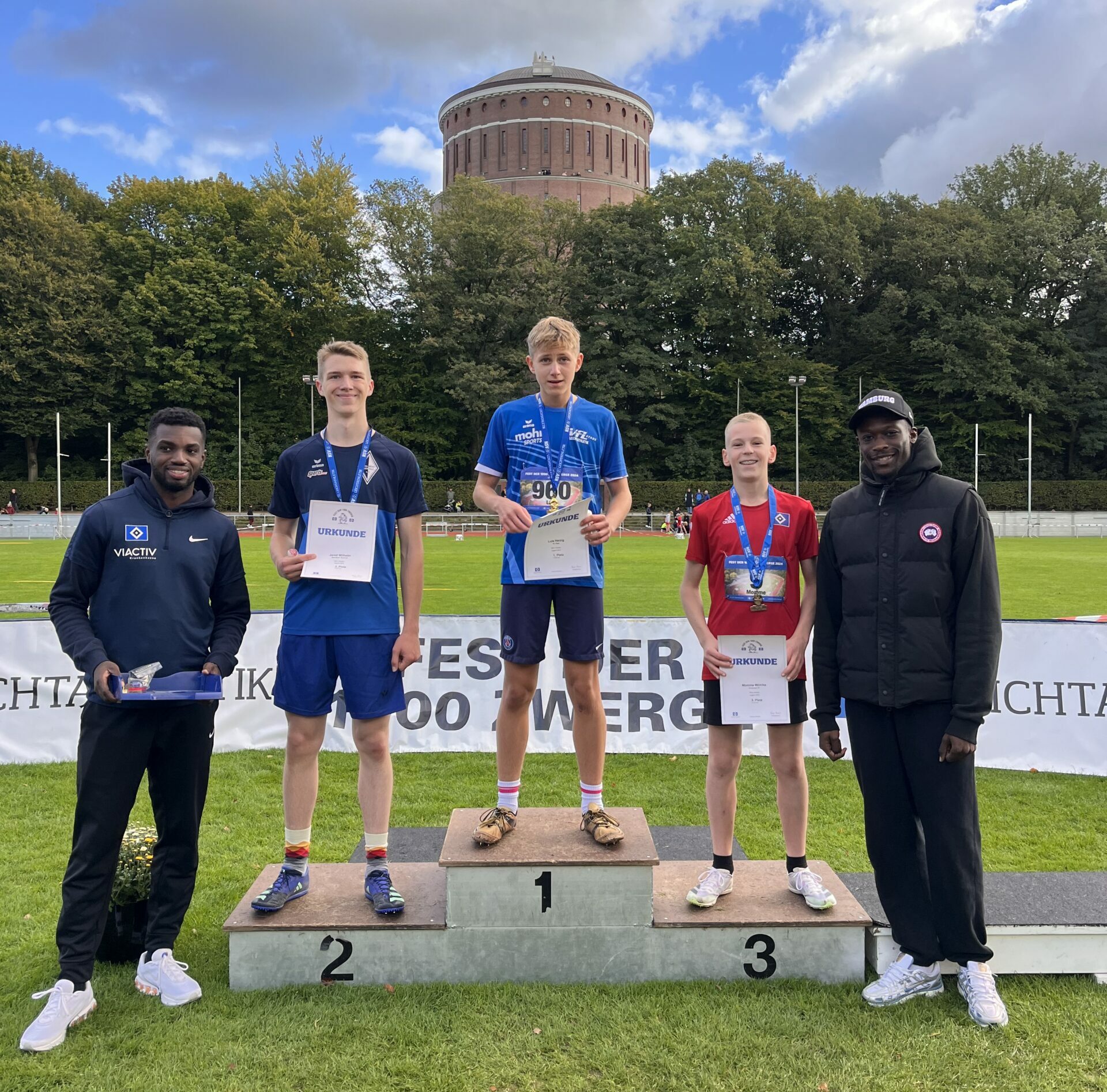 Luis Herzig (M15) siegt über Hürden beim Fest der 1000 Zwerge