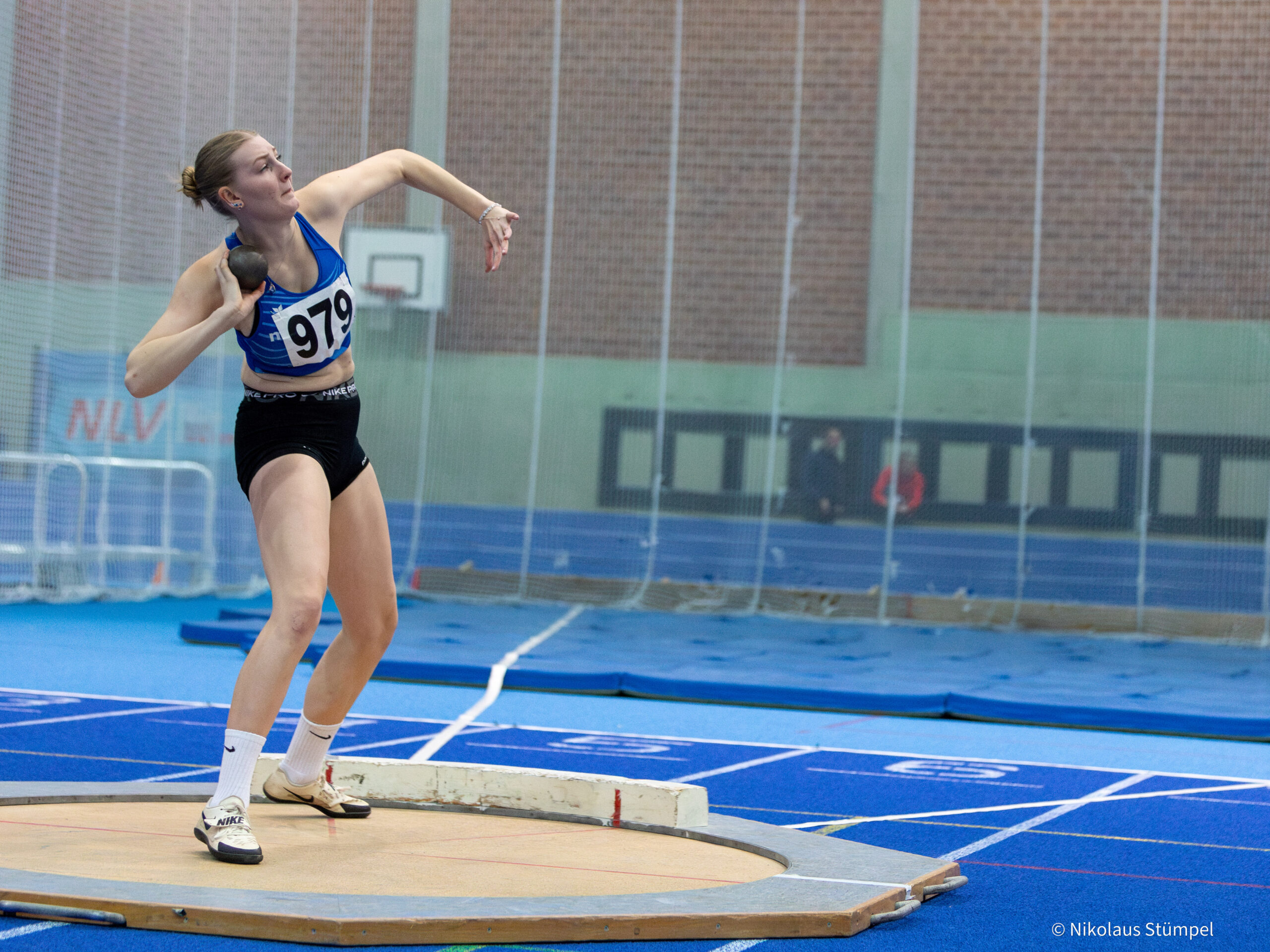 Svea Ahrens holt die Silbermedaille im Kugelstoßen bei den Hallenlandesmeisterschaften U20 in Hannover