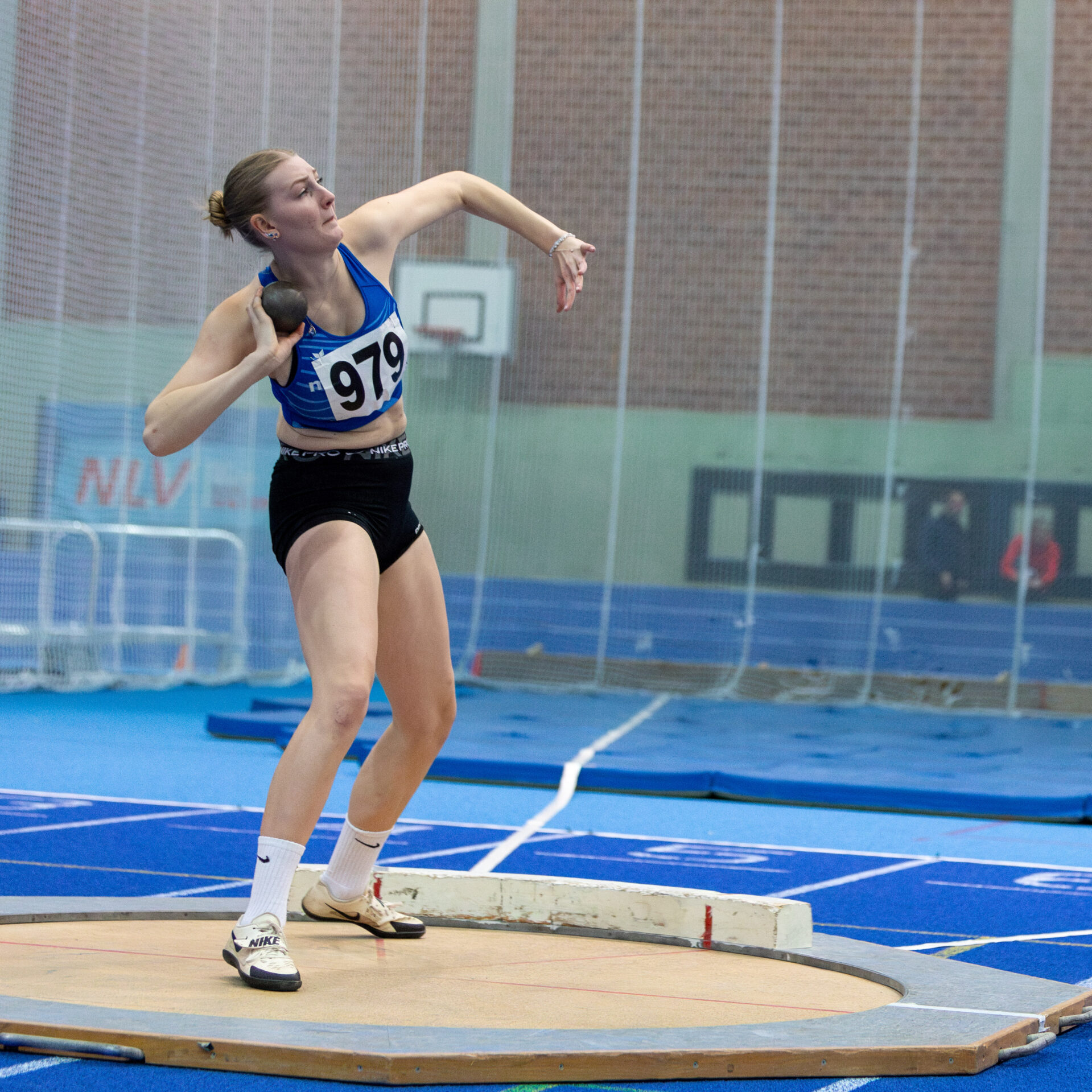 Svea Ahrens holt die Silbermedaille im Kugelstoßen bei den Hallenlandesmeisterschaften U20 in Hannover