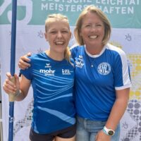 Greta Pauli, VfL Stade, mit Trainerin Bianca Zastrow bei den Deutschen Meisterschaften in Ulm am 06.07.2025