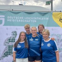 Das Team VfL Stade und Athletin Greta Pauli (Speerwurf) während der Deutschen Meisterschaften 2025 in Ulm