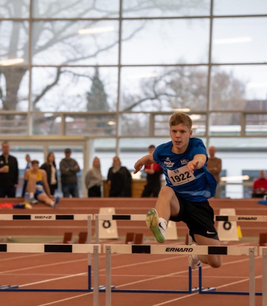 Maxim Reich beim Lauf über 60 m Hürden beim HSV-Hallenmeeting im Dezember 2025.